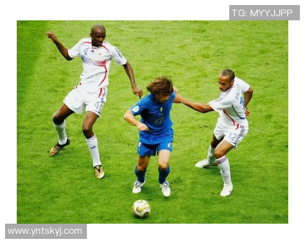 足球巨星惊现校园 学生们意外迎接惊喜挑战赛